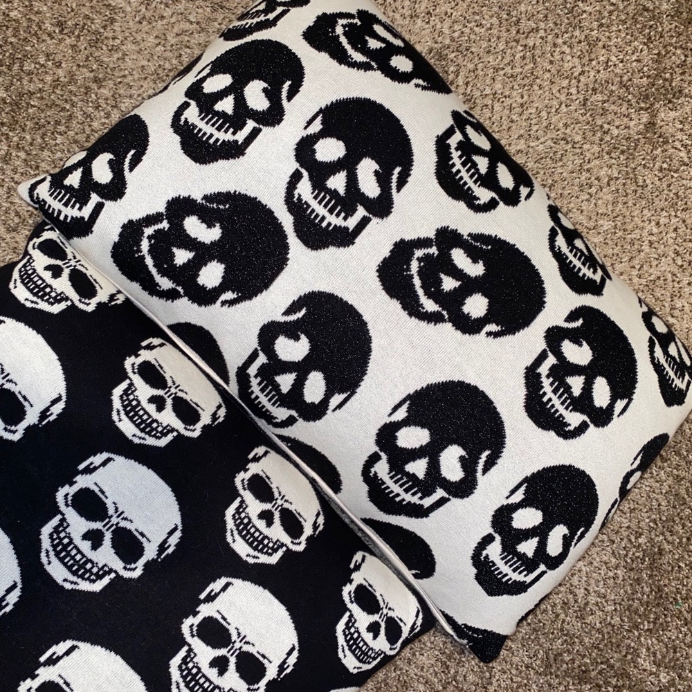 Set of decorative pillows skull edition